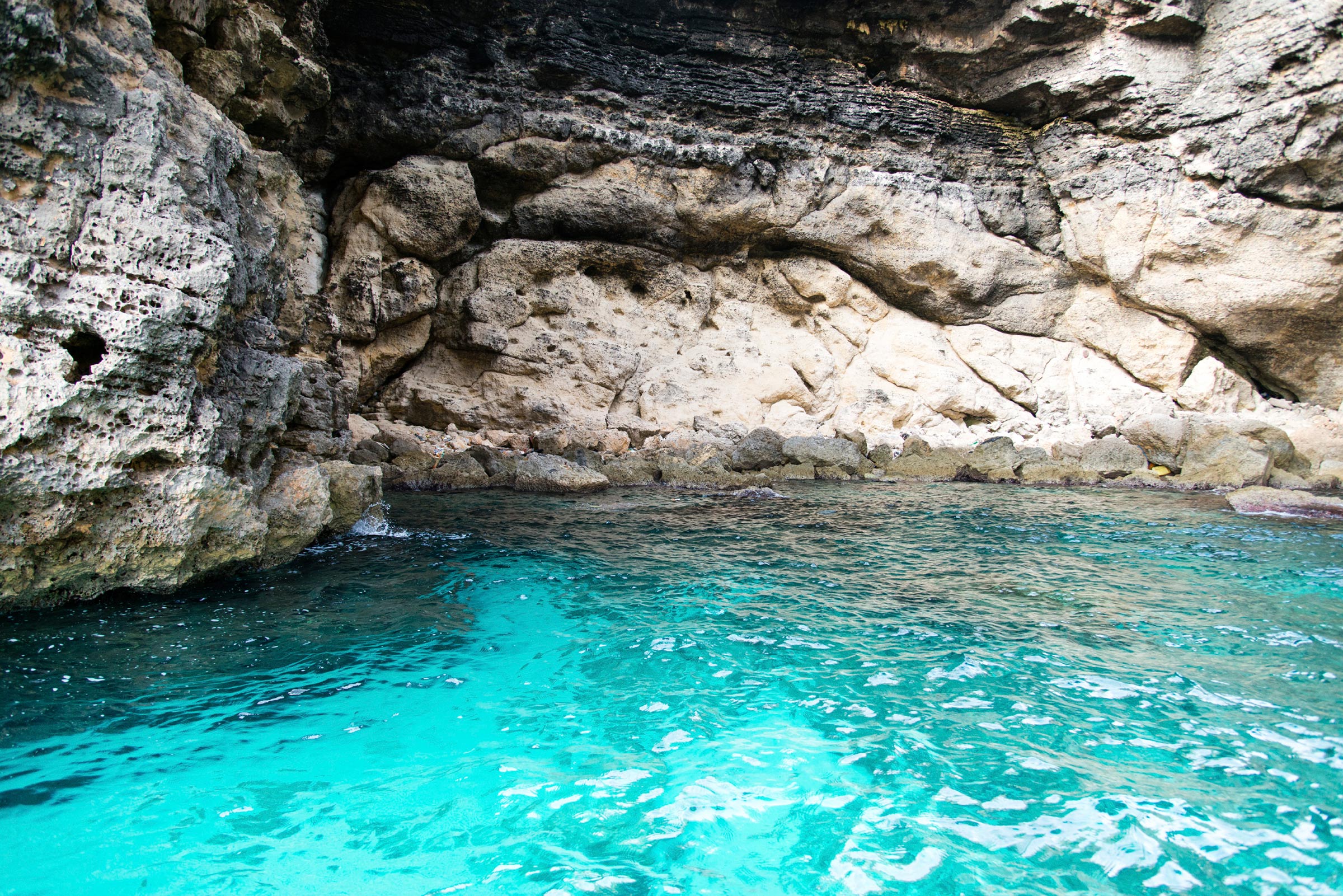 Голубая лагуна. Лагуна Дуду пещера. Орджоникидзе голубая Лагуна. Природный бассейн. Природный бассейн на скале.